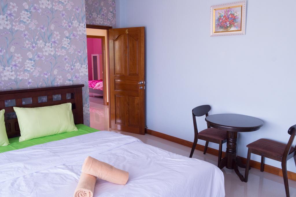 Hotel Rak Ban Kerd House Ko Sichang Zimmer foto